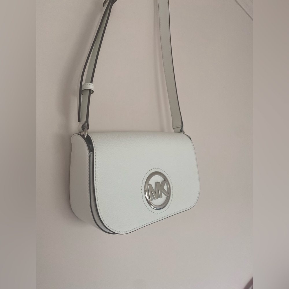 Mikhael Kors Samira Small Pebbled Leather Messenger Bag. Cross body.White